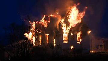 Une maison est d�truite par les flammes � Saint-Odilon